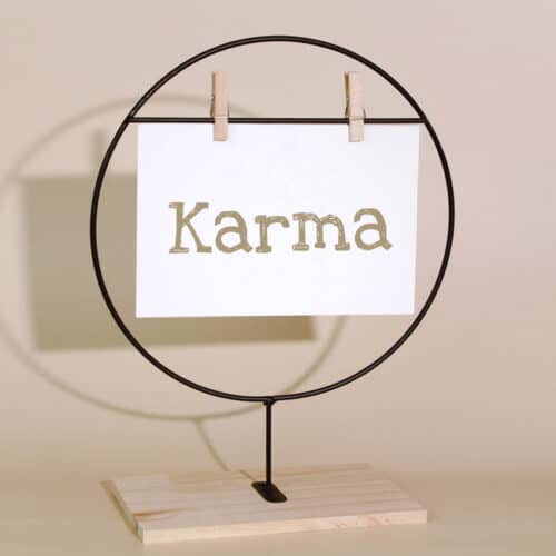 "Karma" Zeichen visualisiert Rückführungstherapie